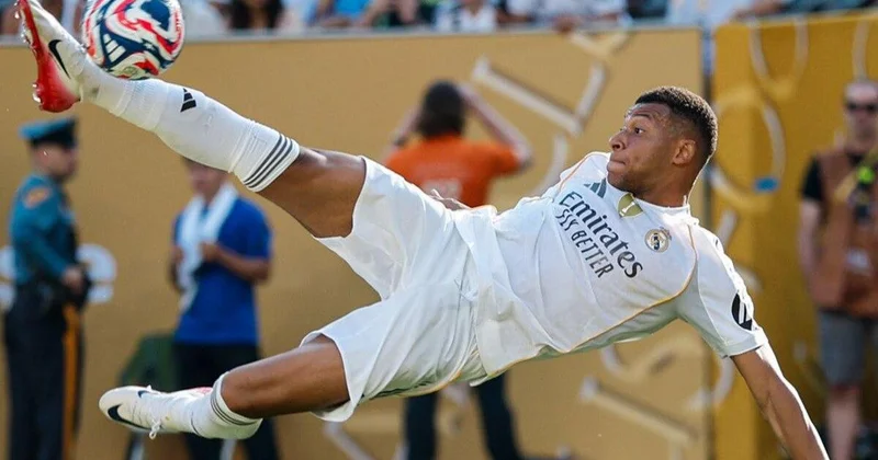 Mbappe 400 cü qolu Ronaldo ilə Messidən tez vurdu