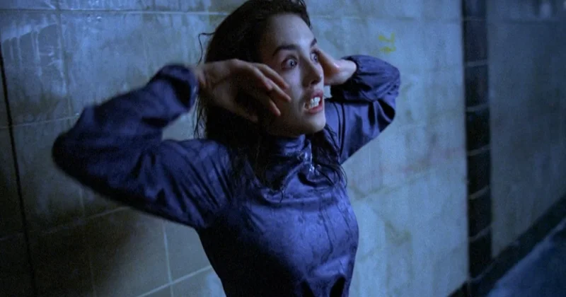 Bədheybətə çevrilən qadın Sevgi insanı necə dəyişdirir?