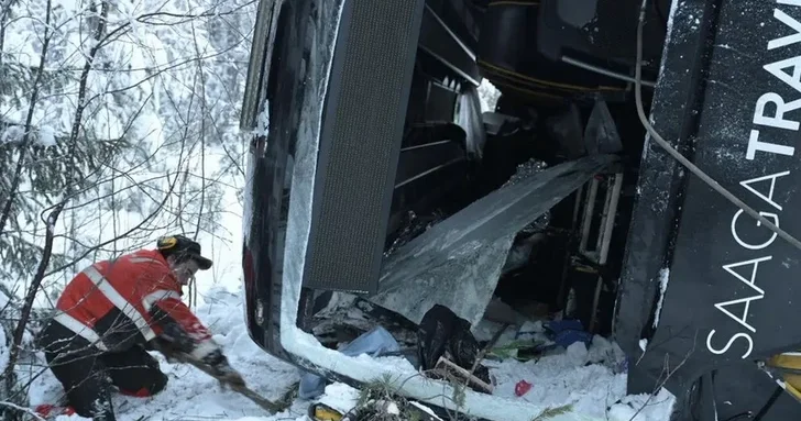 Автобус с иностранными студентами перевернулся в Швеции: десятки пострадавших