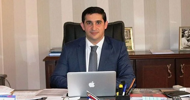 Müəssisə rəisi nazirə yazılan ərizəni cıraraq yerə atıb