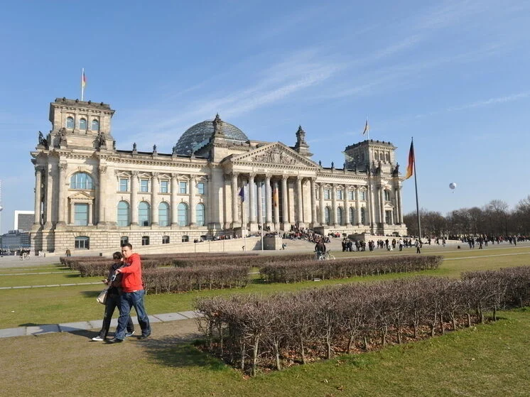 Angela Merkel Şoltsu vurdu Görün kimə xeyirdua verdi