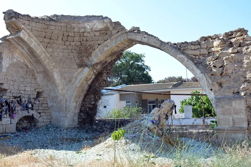 Süleyman peyğəmbərin altıbucaqlı möhürü, Həzrət Əlinin ayaq izləri Sirli Buzovna