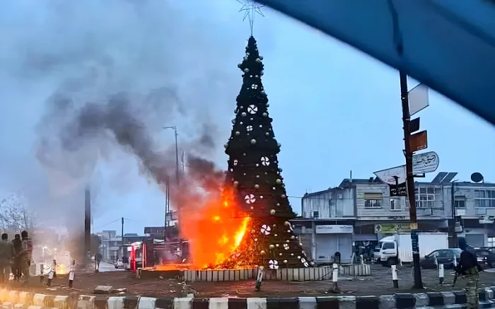 Suriyada Yeni il ağacının yandırılması etirazlar doğurub