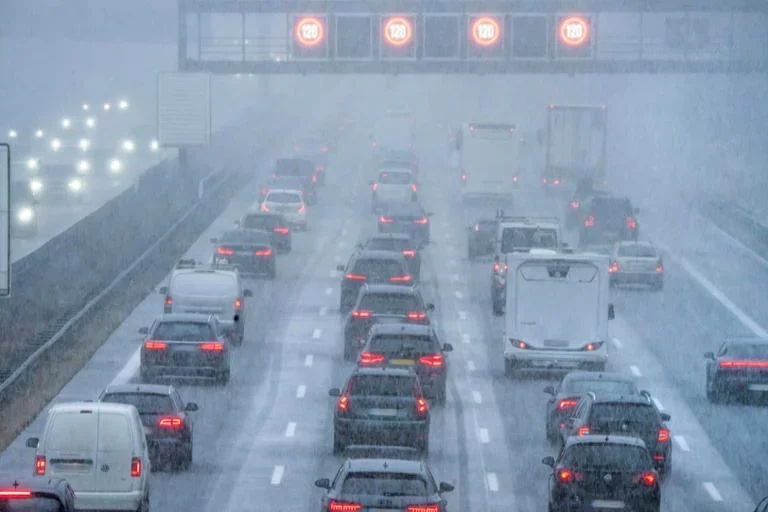 Milad günü buz bağlayan yollar 40 sm qar yağdı