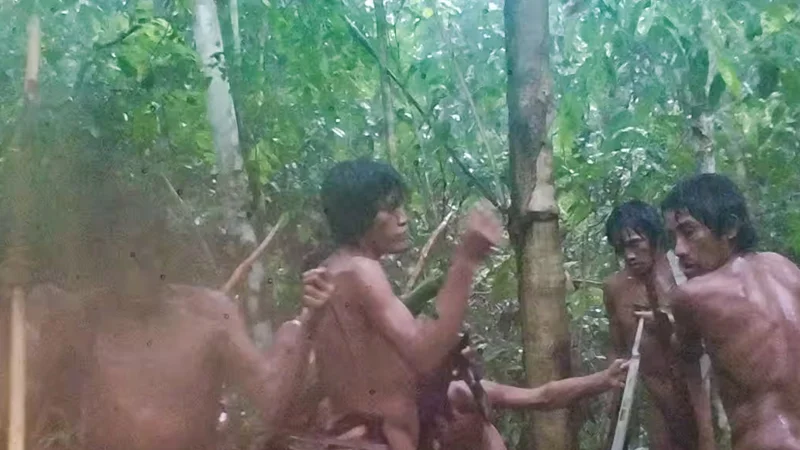 Braziliyanın tropik meşələrində təcrid olunmuş qəbilə gizli kamera ilə lentə alındı (FOTO)