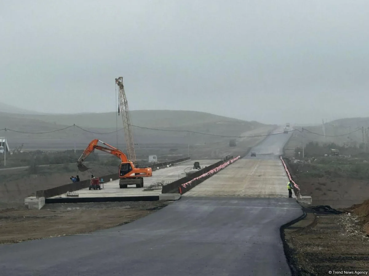 Сколько километров дорог было обновлено и построено в Азербайджане в 2024 году?