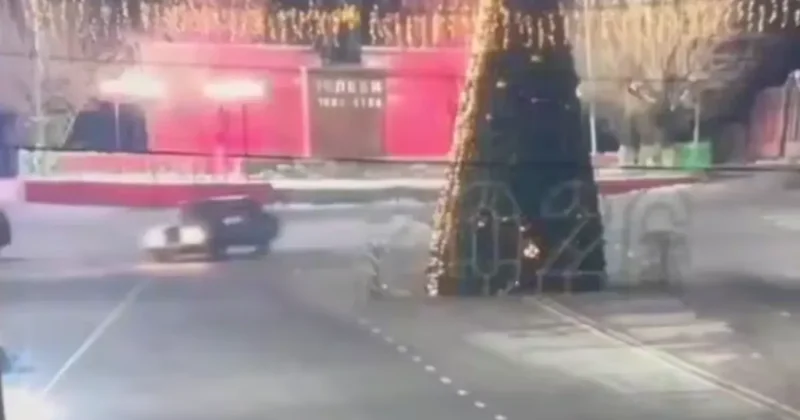 В Казахстане лихач снёс новогоднюю ёлку: ВИДЕО