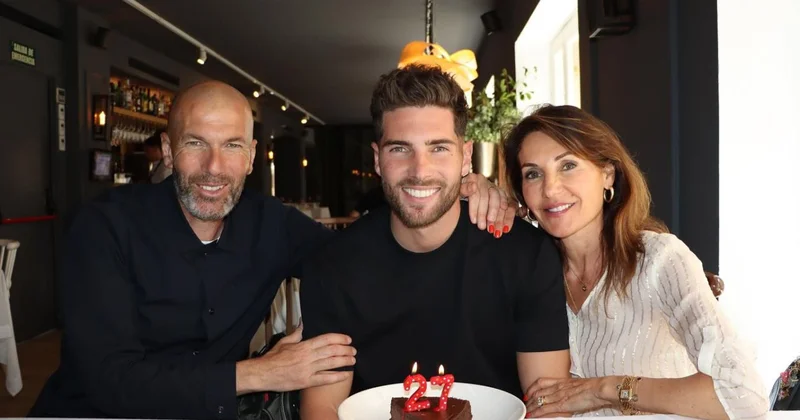 Zidan oğlunun komandasına azarkeşlik etmək üçün stadiona gedib FOTO