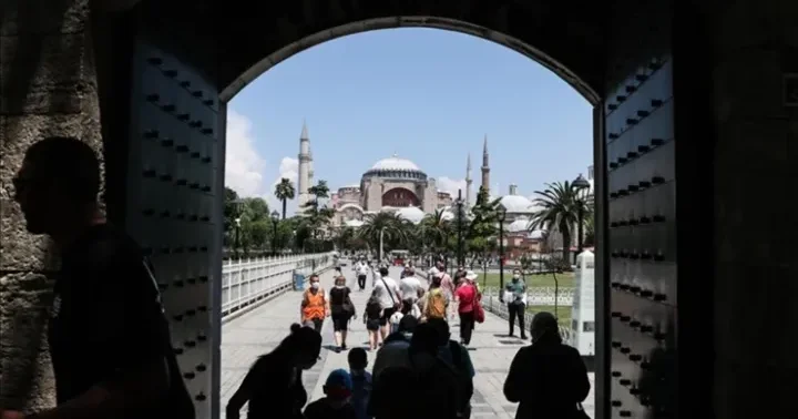 Türkiyəyə gələn xarici turistlərin sayı 50 milyonu keçib