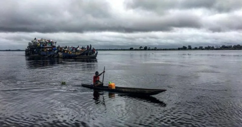 Konqoda içərisində 800 nəfər olan gəmi batdı