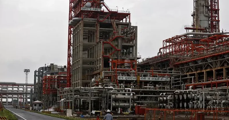 Bloomberg: Обслуживание НПЗ в Индии встало на паузу из за санкций