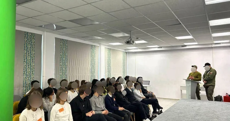 Rusiyada neonasistlər “kişilik dərsi” keçməyə başlayıb Orta məktəblərə dəvət olunurlar (FOTO)