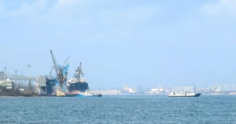 Обстрел порта вызвал утечку масла в Черное море
