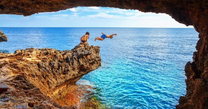 В морских пещерах возле Кипра обнаружили новую опасность