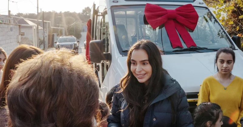 Leyla və Arzu Əliyeva sığınacağa sovqat aparıb, avtobus bağışladılar FOTOLAR