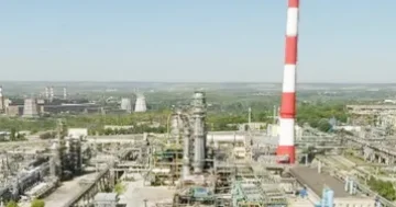 Saratovda neft emalı zavodu yanır...