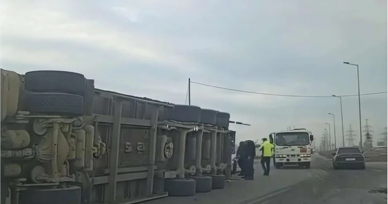 Sumqayıtda TIR aşdı VİDEO