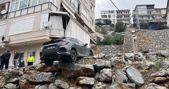 Avtomobil uçurumdan asılı qaldı; xilasedicilər qəzanın qarşısını aldı VİDEO