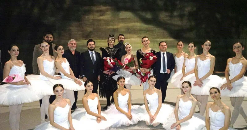 Балет "Лебединое озеро" представили в Баку с участием ведущих солистов Франции и Беларуси ФОТО