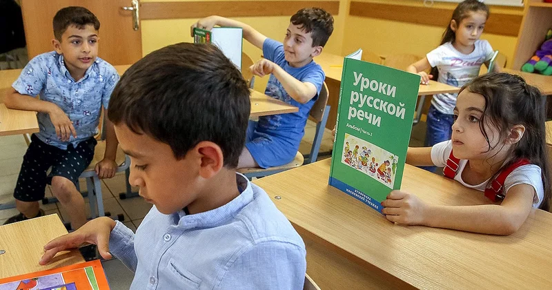 Детей мигрантов, не прошедших тест по русскому языку, хотят выдворять из РФ Minval Politika