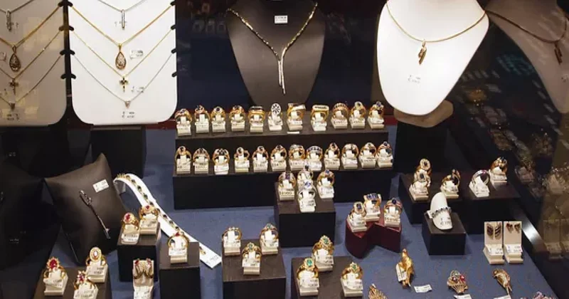 Parisdə dəyəri 150 min avro olan sapfir oğurlanıb