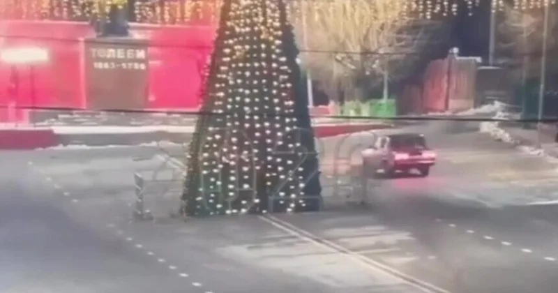 Водитель снес главную елку города ВИДЕО