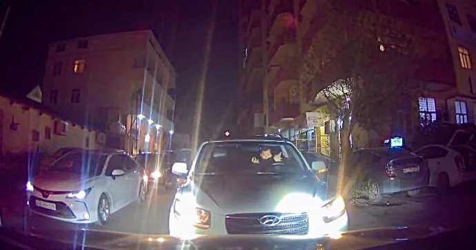 Masazırda kobud qayda pozan sürücü yolu kəsib həmkarını çilədən çıxardı VİDEO