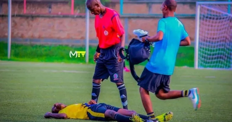 Matç zamanı meydana yıxılan afrikalı futbolçu vəfat etdi
