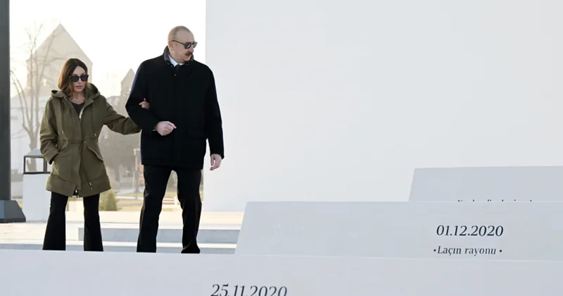 Prezidentin ayaq saxladığı pilləkənlərdə nə yazılıb? Video