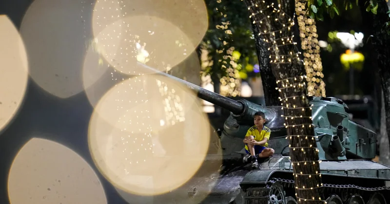 Ребенок на танке среди рождественских огней объектив