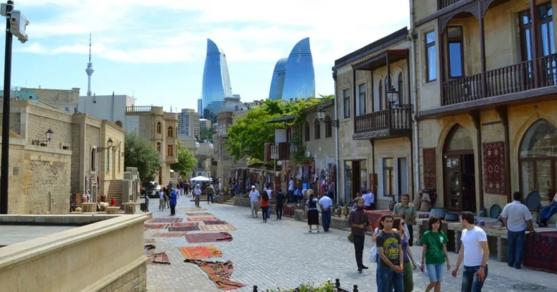 Fuad İbrahimov: Sakinlərin İçərişəhərdə qalması və yaşayışı təmin olunmalıdır