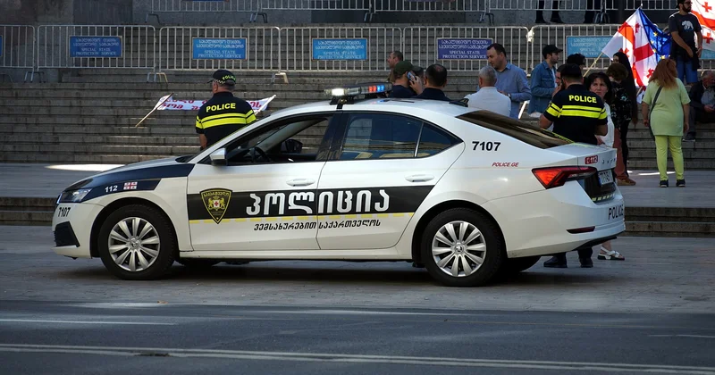 Gürcüstanda kişi öz nənəsini girov götürdü