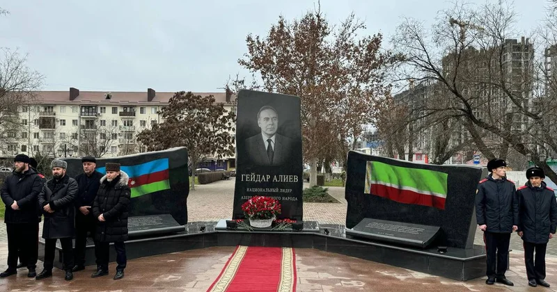 Qroznıda qəzaya uğrayan təyyarəyə memorial ucaldıldı