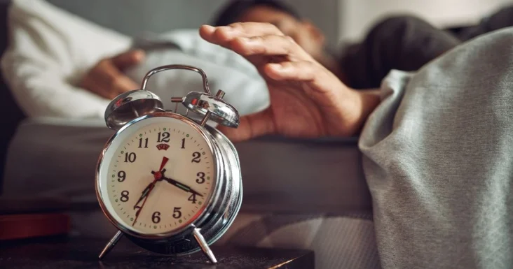 Beyin niyə bizi zəngli saatdan bir neçə dəqiqə əvvəl oyadır?