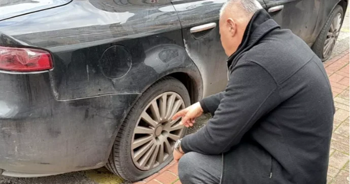 Naməlum şəxs park halında olan 20 yə yaxın avtomobilin təkərlərini kəsib VİDEO