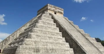 Alimlər Maya piramidasının altında gizli otaqlar axtarırlar...