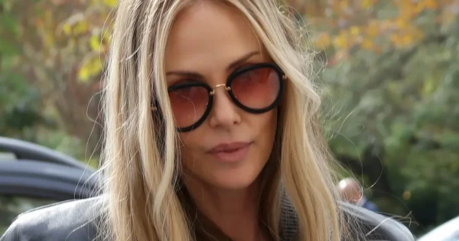 50 yaşlı Şarliz Teronun görünüşü müzakirələrə səbəb oldu