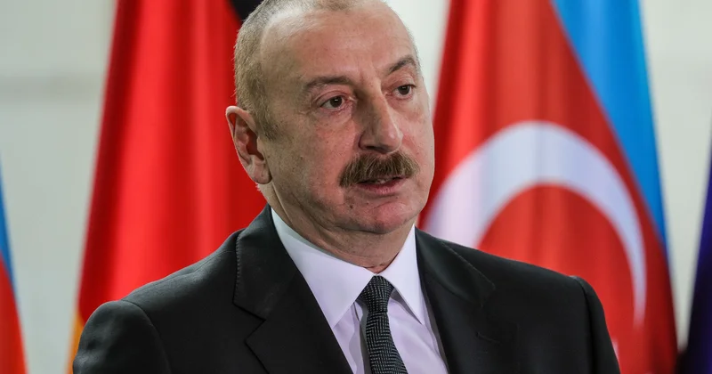 Bir şəklin tarixçəsi: İlham Əliyev SİNİF YOLDAŞLARI İLƏ... FOTO