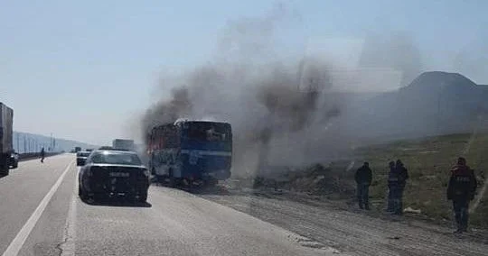 Saray postunun yaxınlığında avtobus yanır Foto