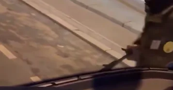 В Париже мужчина повредил автобус ВИДЕО