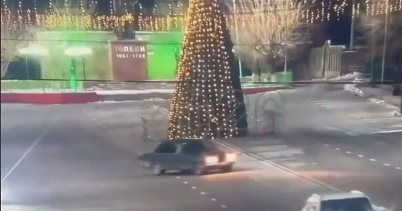 Водитель Жигулей повредил главную ёлку города в Казахстане Minval Politika