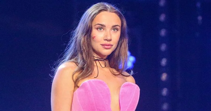 Rusiyalı müğənni senzura təklif edir