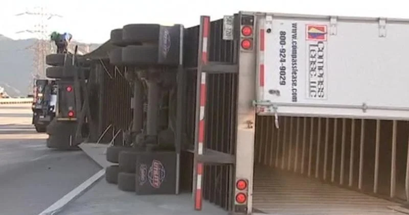 В Сумгайыте опрокинулся грузовик ВИДЕО