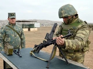 Hərbi vəzifəlilərlə praktiki atış çalışmaları icra edilib