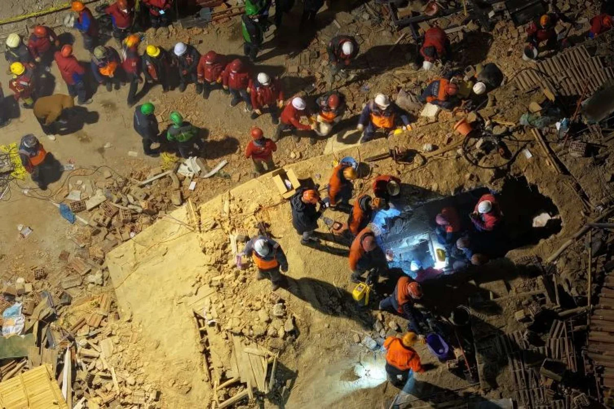 Çökən binada axtarışlar davam edir Şübhəli 5 nəfər saxlanıldı FOTO