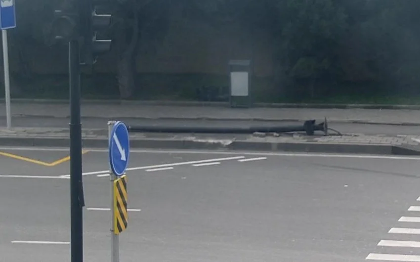 Bakıda yol qəzası olub: Svetofor yararsız vəziyyətə düşüb