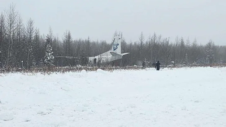 В России самолет Ан 26 выехал за пределы взлетно посадочной полосы и врезался в кусты