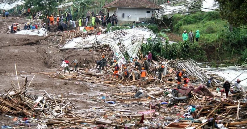 Число погибших при оползне в Индонезии достигло 16