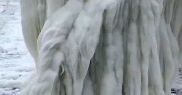 На озере Мичиган образовались редкие ледяные фигуры ВИДЕО