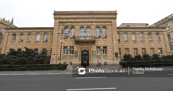 От школы Тагиева до Института рукописей: история одного здания